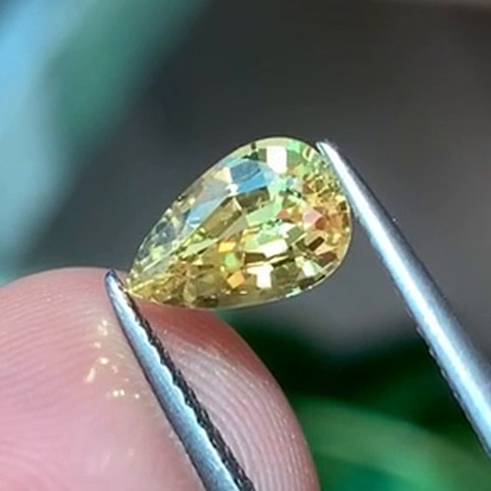 Natural yellow sapphire pear 1.37 ct, face-up photo
