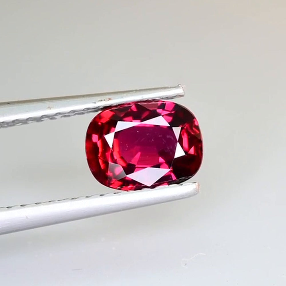 Natural ruby oval 1.12 ct, face-up photo