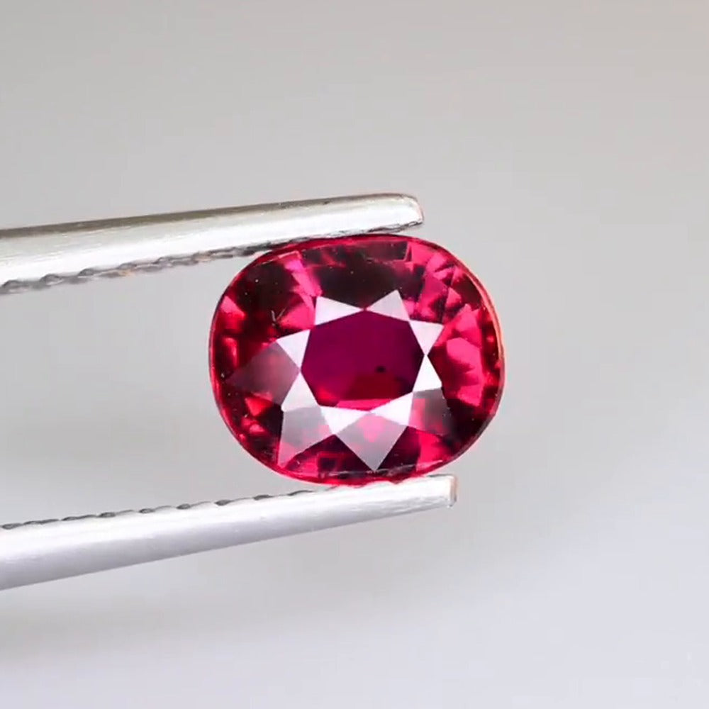 Natural ruby oval 1.06 ct, face-up photo