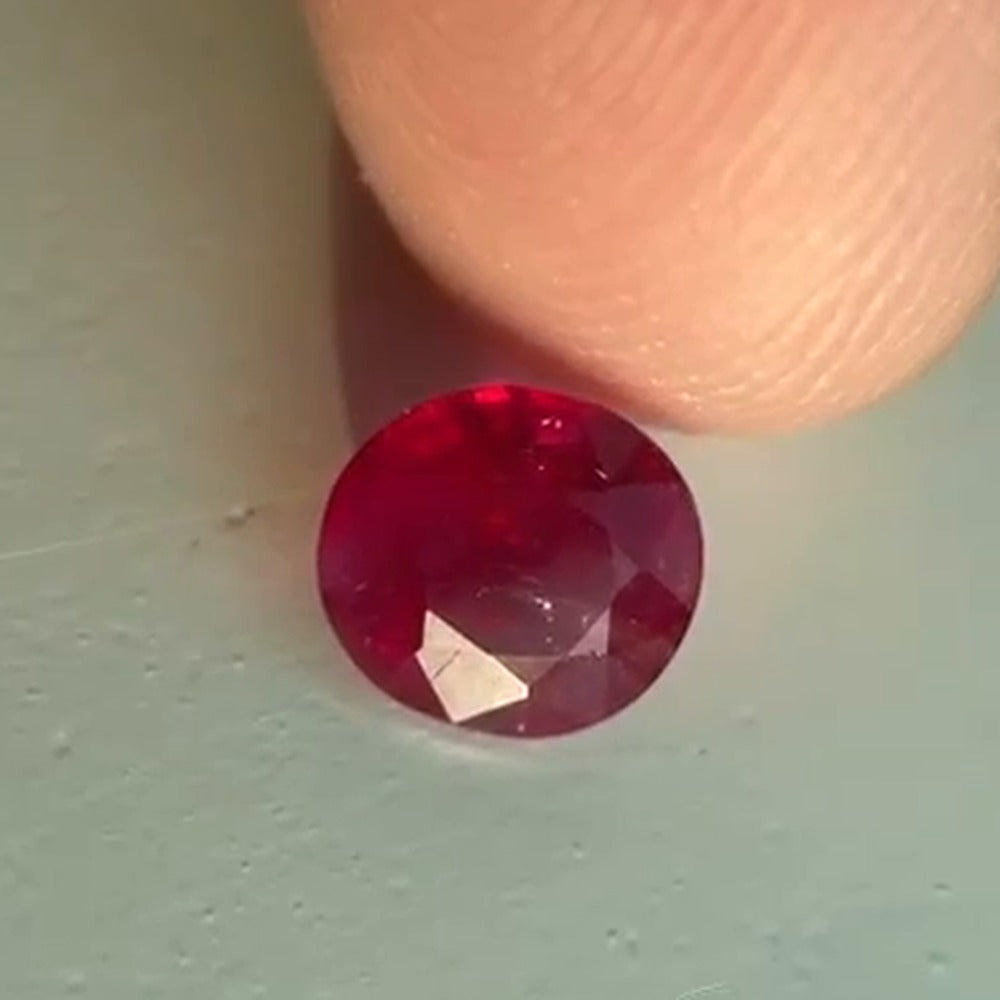 Natural ruby oval 1.29 ct, face-up photo