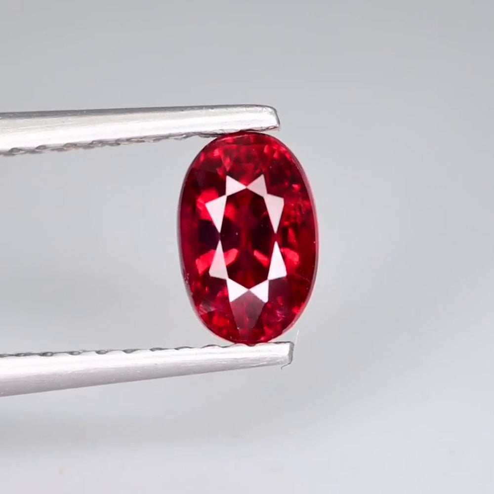 Natural ruby oval 1.05 ct, face-up photo