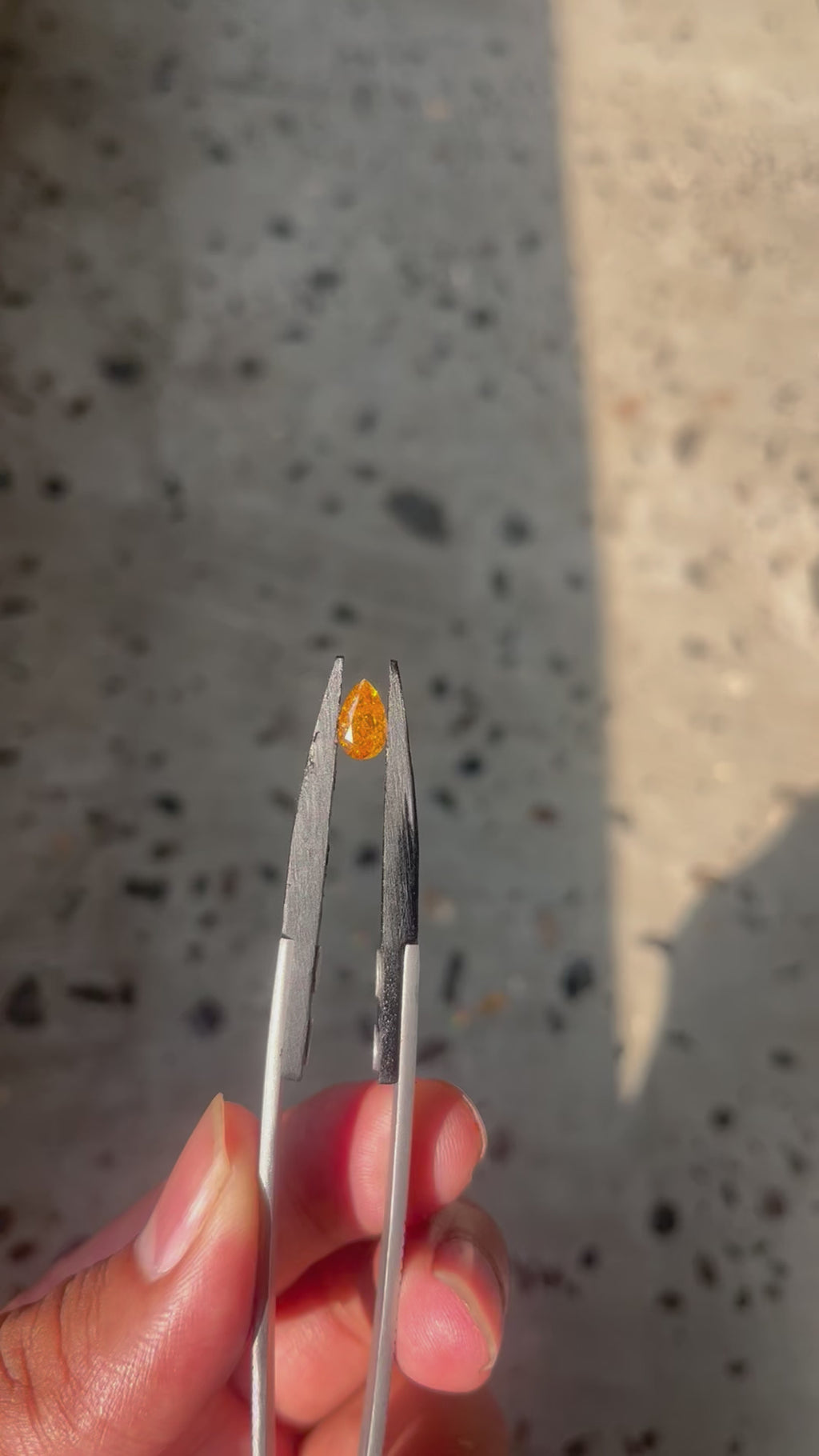 Video of Natural Diamond Pear 1.00 ct – Fancy Vivid Yellow-Orange, Natural Colour (2)