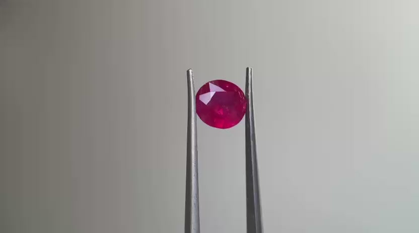 Video of Natural Ruby Oval 1.29 ct – Pigeon's Blood, No Heat (2)