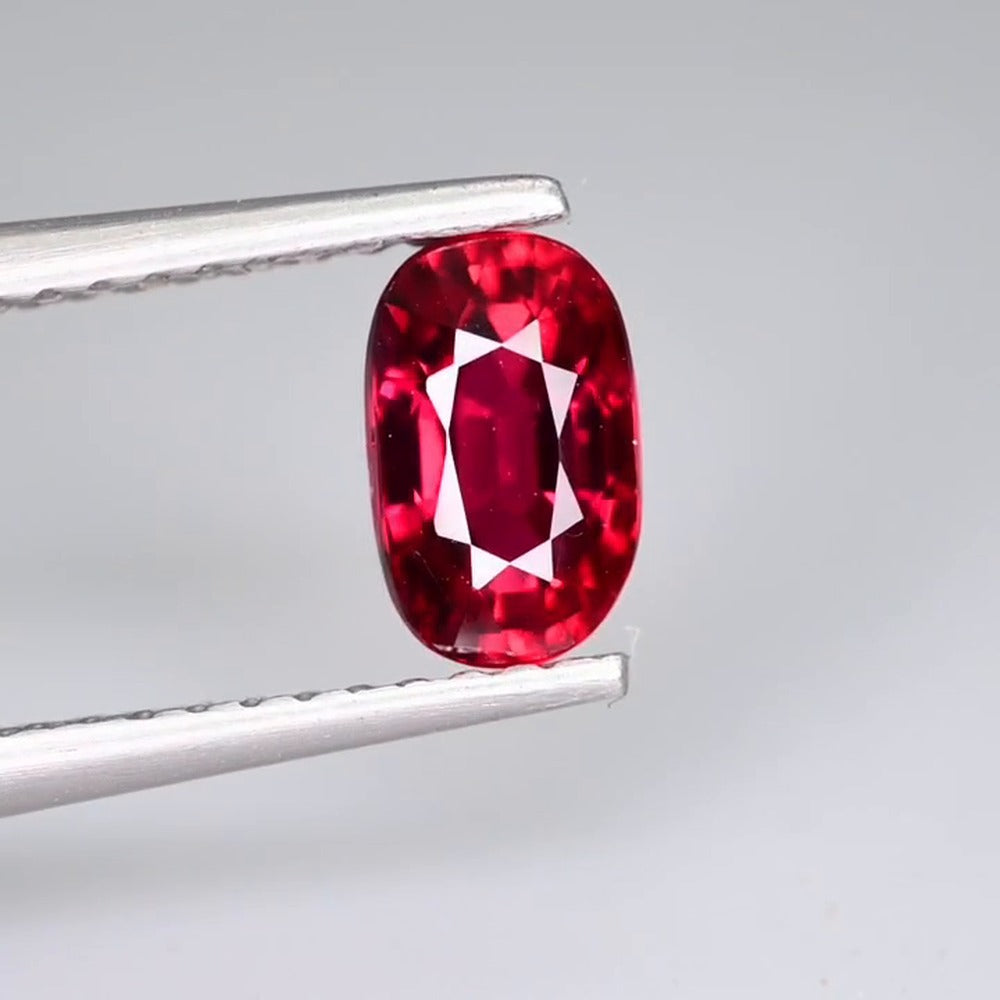 Natural ruby oval 1.07 ct, face-up photo